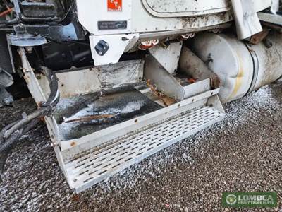 International 9900i Battery Box