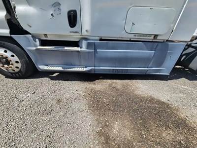 Freightliner Cascadia 125 Left Cab Fairing