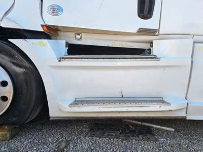 Freightliner Cascadia 126 Left Cab Fairing
