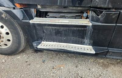 Freightliner Cascadia 126 Left Cab Fairing