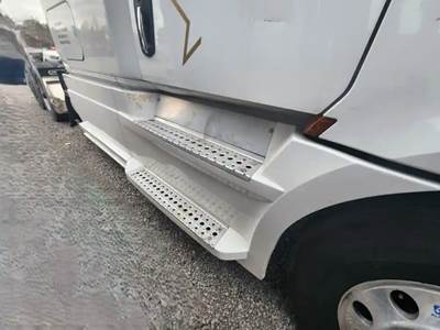 Freightliner Cascadia 126 Right Cab Fairing