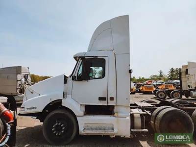 Volvo VNL Left Cab Fairing