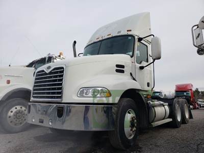 Mack Vision CXN613 Cab Assembly for a 2005 Mack CXN613