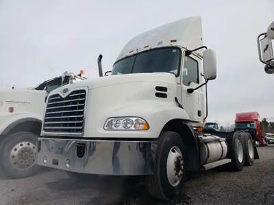 Mack Vision CXN613 Cab Assembly for a 2005 Mack CXN613