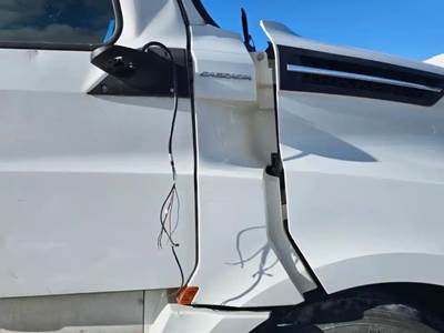 Freightliner Cascadia 126 Cowl