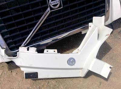 Volvo VNL Cowl