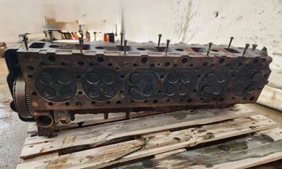 Volvo VED12 Cylinder Head for a 2005 Volvo VNL