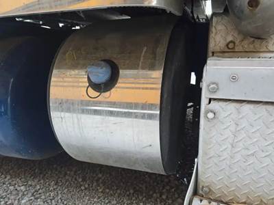 Peterbilt 388 DEF Tank