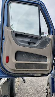 Freightliner Cascadia 125 Left Door