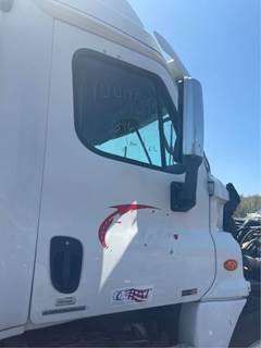 Freightliner Cascadia 125 Door