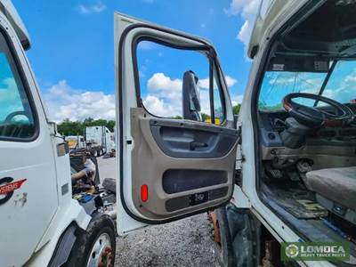 Freightliner Cascadia 125 Left Door
