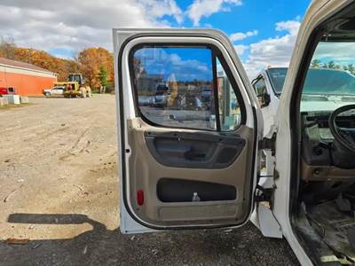 Freightliner Cascadia 125 Left Door