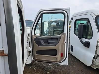 Freightliner Cascadia 125 Right Door
