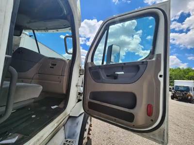 Freightliner Cascadia 125 Right Door