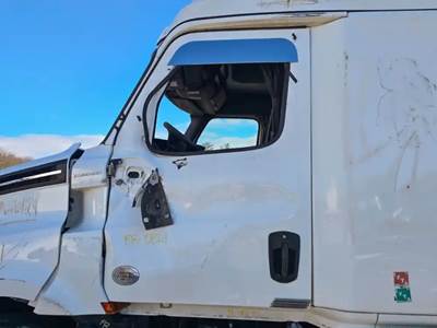 Freightliner Cascadia 126 Left Door