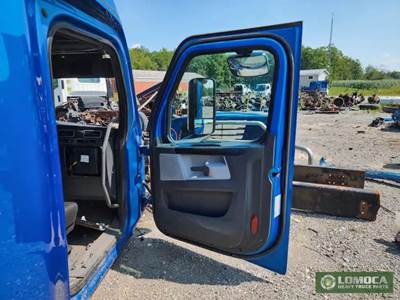 Freightliner Cascadia Right Door for a 2018 Freightliner Cascadia 123