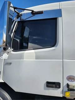 Volvo VNR64T Left Door