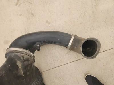 Freightliner Cascadia 125 Exhaust Pipe