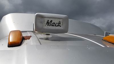 Mack Vision CXN613 Exterior Truck Part for a 2007 Mack CXN613