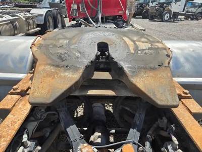 Holland XA-351 Fifth Wheel for a 2015 Kenworth T800