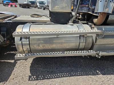 Western Star 4900SA Right Fuel Tank for a 2013 Western Star 4900 SA