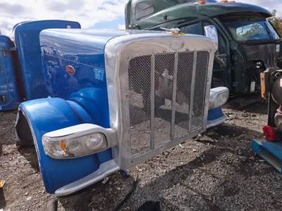 Peterbilt 388 Grille