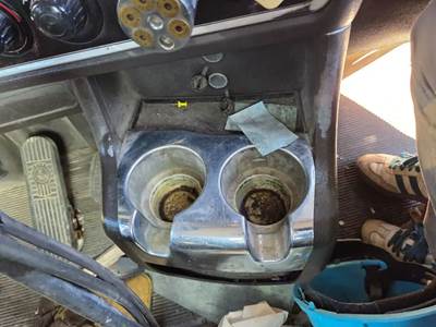 Used 2011 Kenworth T800 Cupholder