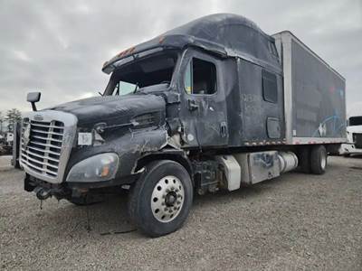 Freightliner Cascadia 113 Salvage Truck