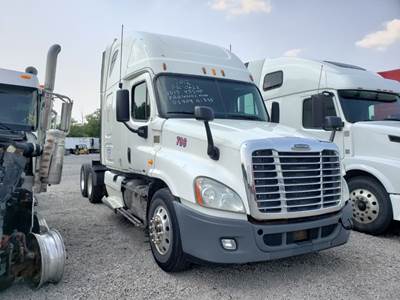 Freightliner Cascadia 125 Salvage Truck