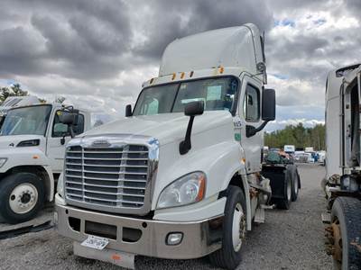 Freightliner Cascadia 125 Salvage Truck