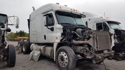 Freightliner Cascadia 125 Salvage Truck