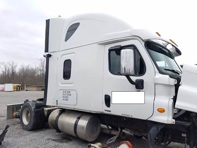 Freightliner Cascadia 125 Salvage Truck