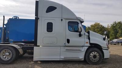 Freightliner Cascadia 125 Salvage Truck
