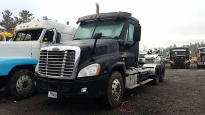 Freightliner Cascadia 125 Salvage Truck