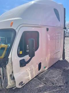 Freightliner Cascadia 125 Salvage Truck