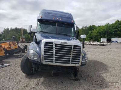 Freightliner Cascadia 125 Salvage Truck