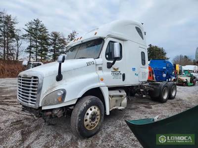 Freightliner Cascadia 125 Salvage Truck