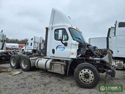 Freightliner Cascadia 125 Salvage Truck