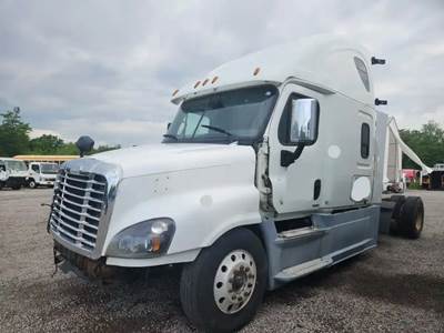 Freightliner Cascadia 125 Salvage Truck