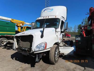 Freightliner Cascadia 125 Salvage Truck