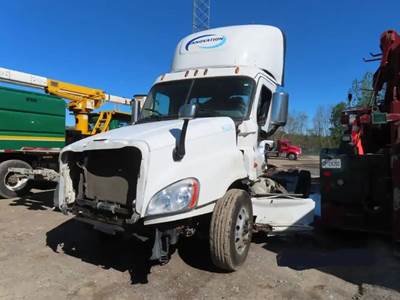 Freightliner Cascadia 125 Salvage Truck