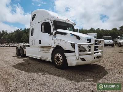 Freightliner Cascadia 126 Salvage Truck