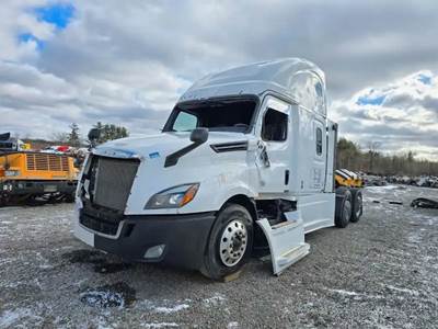 Freightliner Cascadia 126 Salvage Truck