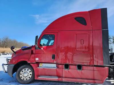 Freightliner Cascadia 126 Salvage Truck