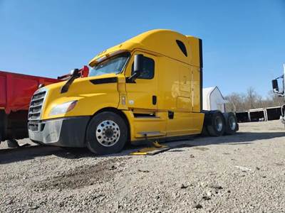 Freightliner Cascadia 126 Salvage Truck