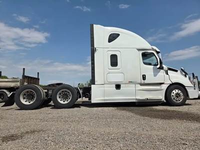Freightliner Cascadia 126 Salvage Truck