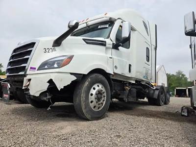 Freightliner Cascadia 126 Salvage Truck