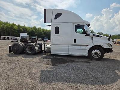 Freightliner Cascadia 126 Salvage Truck