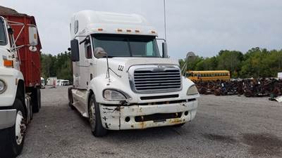 Freightliner Columbia 120 Salvage Truck