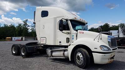 Freightliner Columbia 120 Salvage Truck